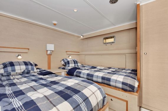Guest cabin with 2 side-by-side berths
